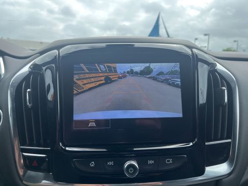 Used 2023 Chevrolet Traverse LT image 10