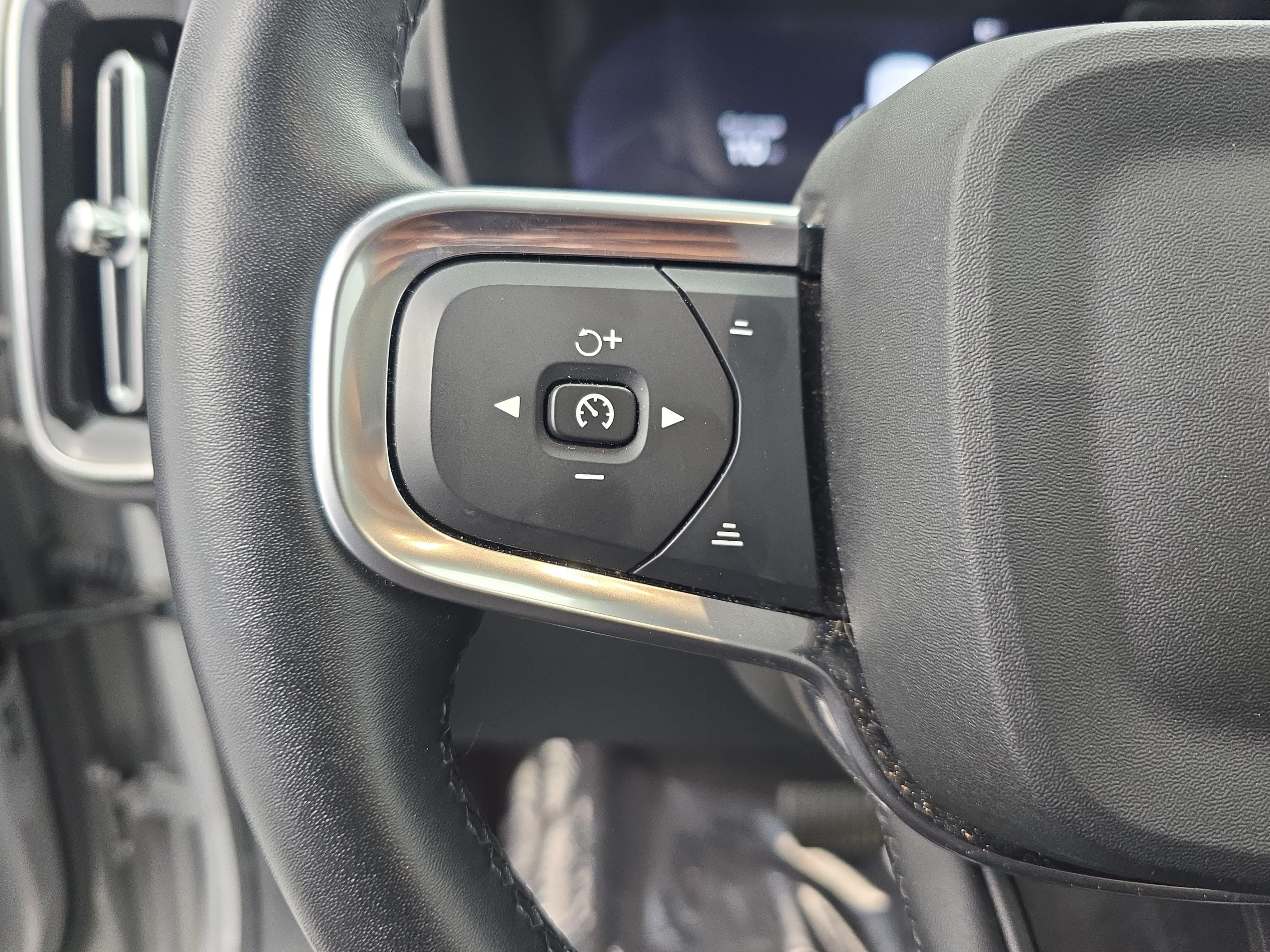 Used 2025 Volvo XC40 B5 Plus AWD/4WD image 17