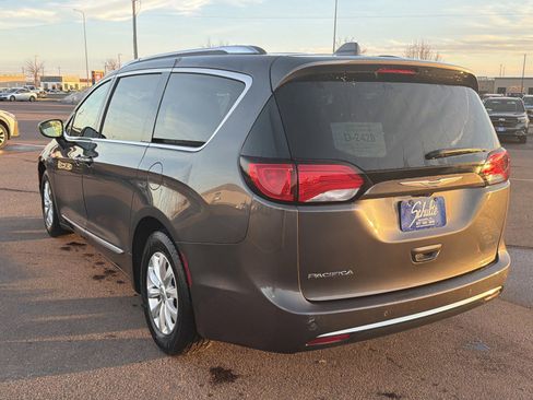 Used 2018 Chrysler Pacifica Touring-L image 4