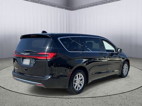 Used 2024 Chrysler Pacifica Touring-L FWD image 9