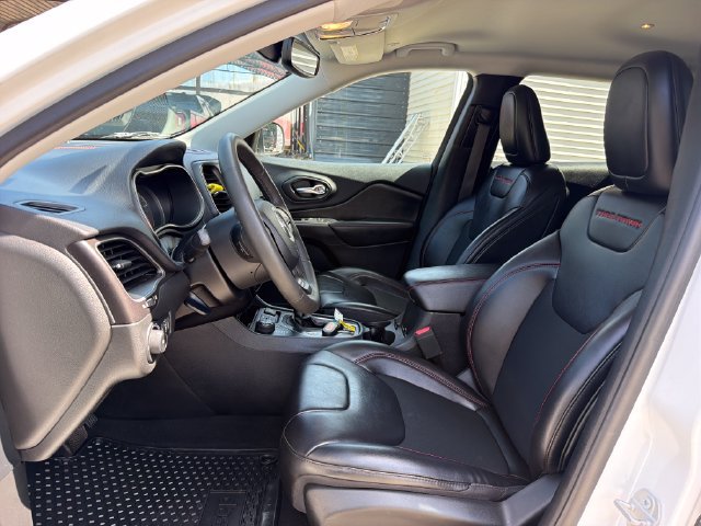 Used 2020 Jeep Cherokee Trailhawk AWD/4WD image 12