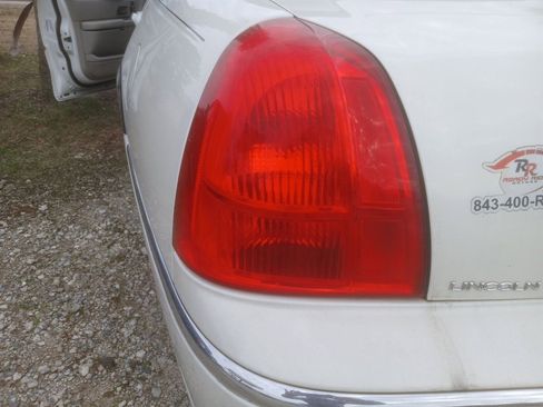 Used 2003 Lincoln Town Car Signature image 38