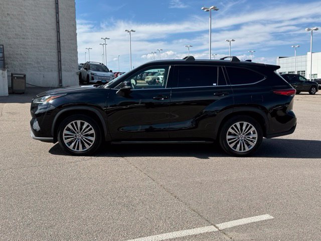 Used 2022 Toyota Highlander Platinum FWD image 2