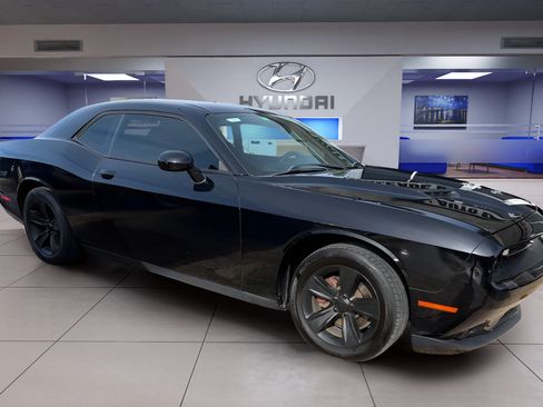 Used 2016 Dodge Challenger SXT RWD image 3
