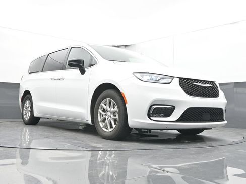 Used 2025 Chrysler Pacifica Select FWD image 40