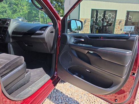 Used 2017 Dodge Grand Caravan SE FWD image 19