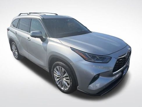 Used 2024 Toyota Highlander Platinum image 11