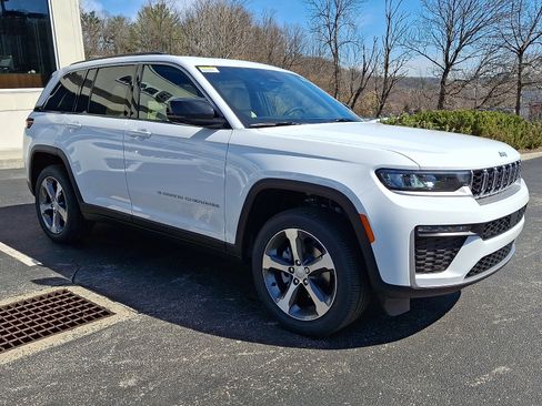 New 2026 Jeep Grand Cherokee Limited w/ Trailer Tow Package AWD/4WD image 2