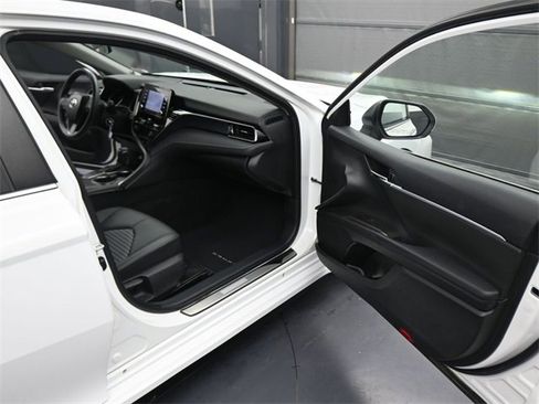 Used 2022 Toyota Camry SE image 15