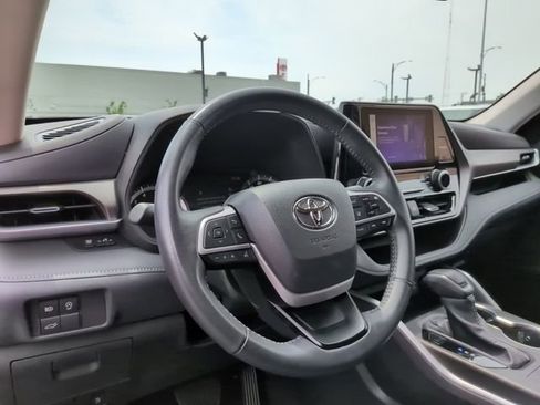 Certified 2025 Toyota Highlander LE FWD image 27