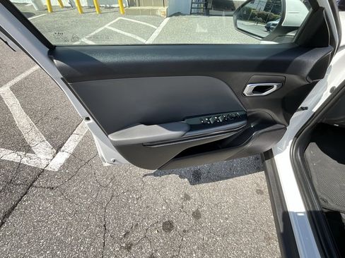 Used 2025 Kia K4 LXS image 6