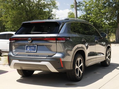Certified 2025 Volkswagen Tiguan SE FWD image 5