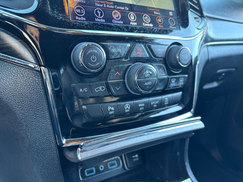 Used 2019 Jeep Grand Cherokee Limited image 32