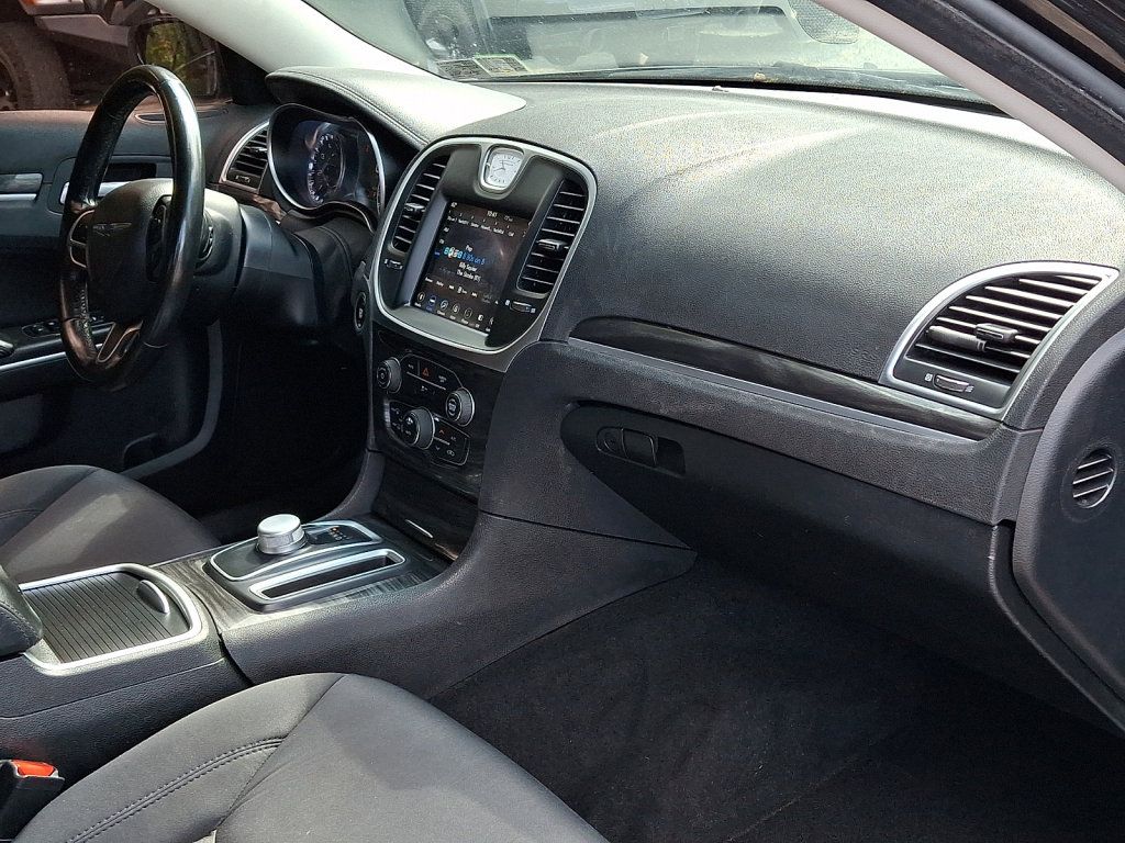 Used 2019 Chrysler 300 Touring AWD/4WD image 9