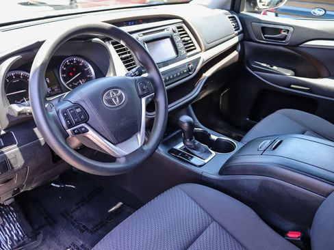 Used 2015 Toyota Highlander LE FWD image 17