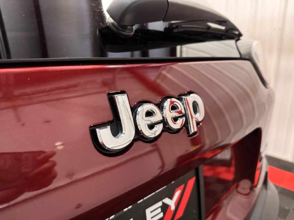 Used 2019 Jeep Cherokee Latitude Plus FWD image 14