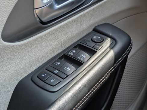 Used 2024 Chrysler Pacifica Limited FWD image 26