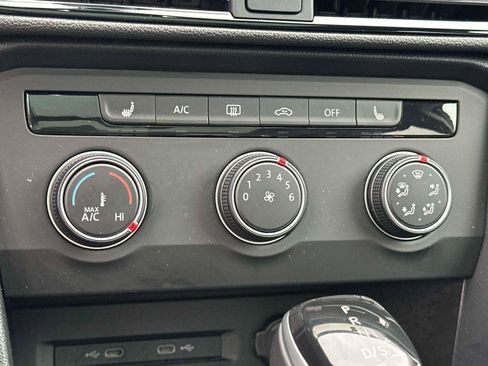 Certified 2022 Volkswagen Taos SE w/ Panoramic Sunroof Package image 26