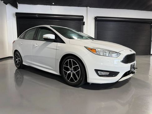 Used 2016 Ford Focus SE w/ SE Sport Package FWD image 3