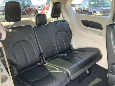 Used 2023 Chrysler Pacifica Touring-L FWD image 52