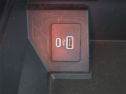 Used 2021 Ford F150 Lariat w/ Trailer Tow Package image 17