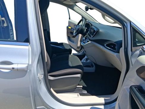 Used 2023 Chrysler Voyager LX FWD image 17