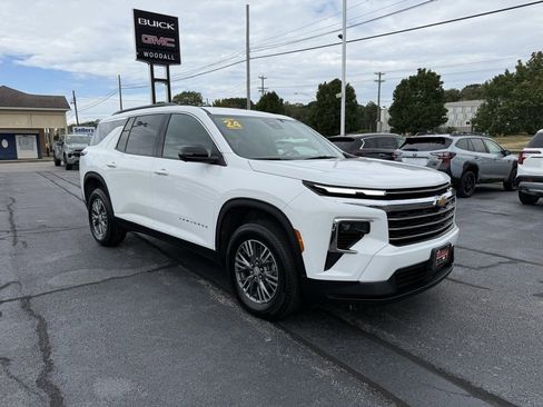 Used 2024 Chevrolet Traverse LT image 1