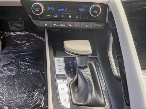 Certified 2024 Hyundai Elantra Limited FWD image 18