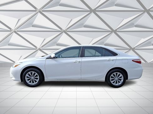 Used 2015 Toyota Camry LE image 6