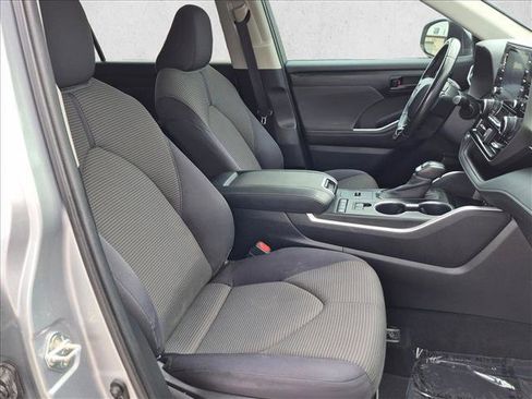 Used 2020 Toyota Highlander LE FWD image 21