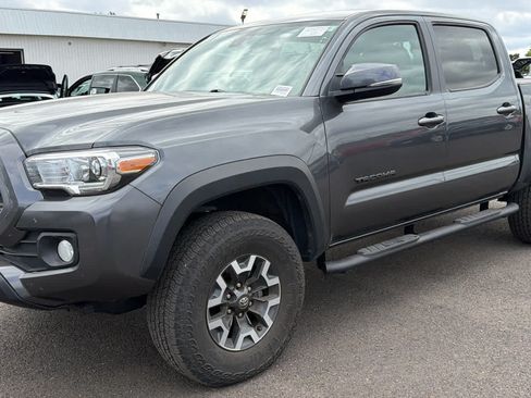 Used 2022 Toyota Tacoma TRD Off-Road w/ Technology Package AWD/4WD image 2