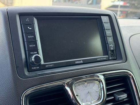 Used 2013 Chrysler Town & Country Touring image 16