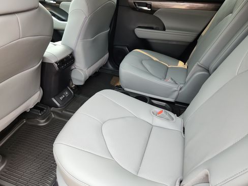 New 2026 Toyota Highlander Platinum AWD/4WD image 13