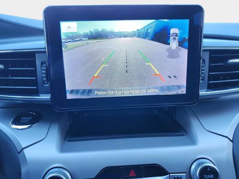 Used 2022 Ford Explorer XLT w/ Equipment Group 202A AWD/4WD image 14
