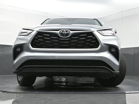 Used 2023 Toyota Highlander XLE image 26