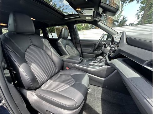 Used 2025 Toyota Highlander XSE AWD/4WD image 15