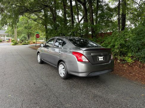 Used 2017 Nissan Versa SV FWD image 3