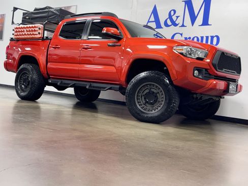 Used 2017 Toyota Tacoma TRD Sport AWD/4WD image 3