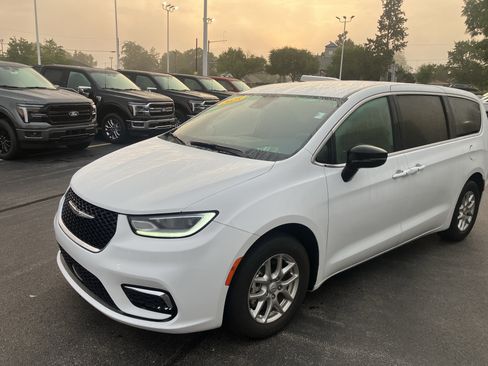 Used 2025 Chrysler Pacifica Select FWD image 3