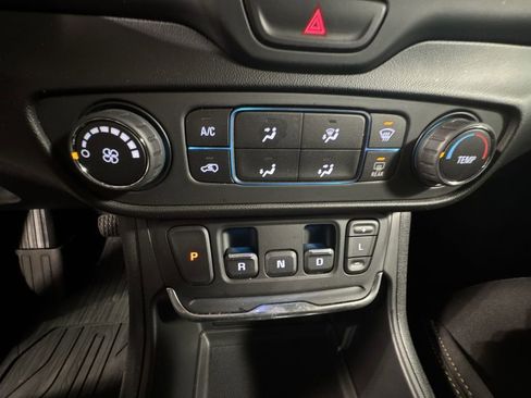 Used 2021 GMC Terrain SLE w/ Elevation Edition image 25