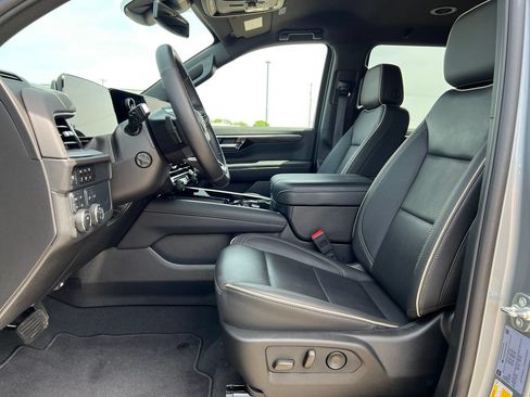 Used 2025 Chevrolet Suburban Premier AWD/4WD image 3
