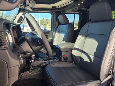 New 2026 Jeep Gladiator Sahara image 22