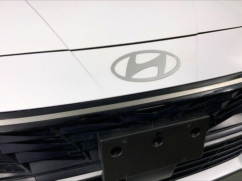 Used 2025 Hyundai Elantra SEL image 29