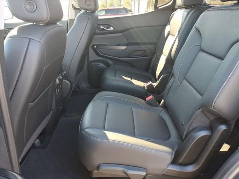 Used 2022 GMC Acadia SLT w/ Elevation Edition image 17