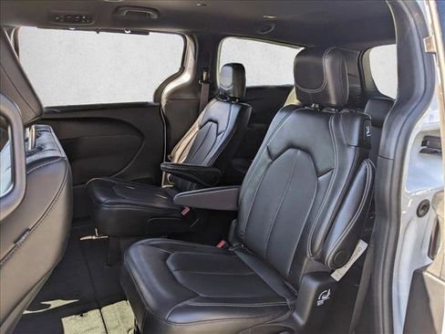 Used 2025 Chrysler Pacifica Select image 17