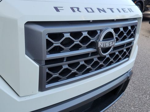 Used 2022 Nissan Frontier SV w/ Technology Package RWD image 13