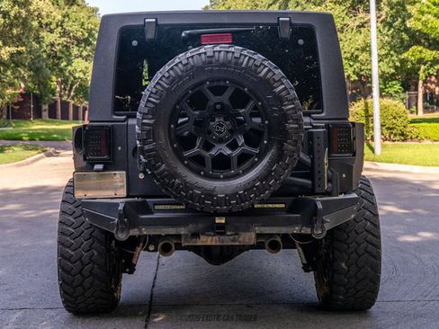 Used 2017 Jeep Wrangler Unlimited Rubicon w/ Connectivity Group AWD/4WD image 7