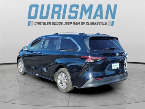 Used 2023 Toyota Sienna XLE image 4