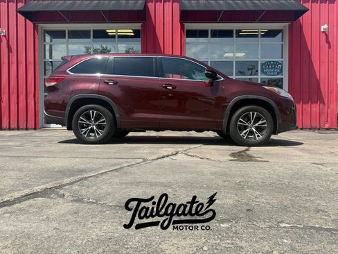 Used 2018 Toyota Highlander LE AWD/4WD image 1