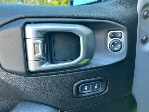 Used 2020 Jeep Gladiator Overland AWD/4WD image 14